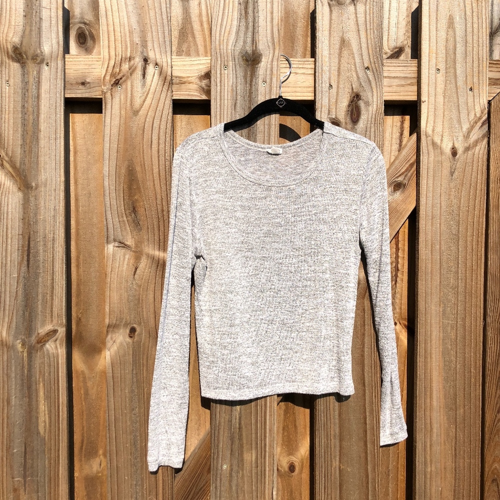 gray long sleeved shirt